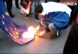 Des français brûlent le drapeau européen