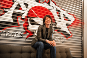 Regina Dugan, ancienne directrice de DARPA et co-présidente du Highlands Forum, désormais cadre supérieur chez Google - faisant de son mieux pour avoir l'air de son rôle