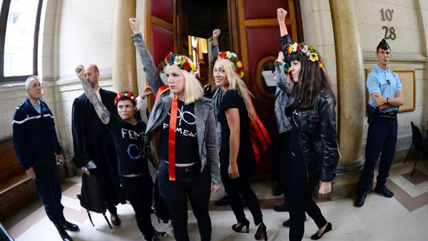 Inna Shevchenko et son avocat sioniste Patrick Klugman avant le procès Femen – 13 septembre 2013