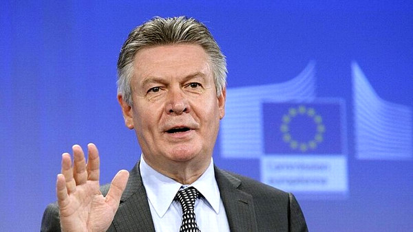 Karel de Gucht mis en boîte par Fakir au sujet du TAFTA