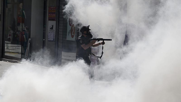 La Turquie autorise la police à utiliser des armes à feu contre les manifestants (InfoLibre.es)