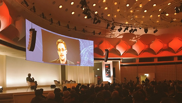Edward Snowden: « nous devons nous emparer des moyens de communication » pour préserver nos libertés de base