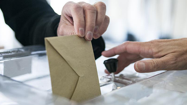 Atelier citoyen : « Démocratie et contrôle citoyen – Voter, ça suffit ? », avec Étienne Chouard & Michel Collon (samedi 4 février)