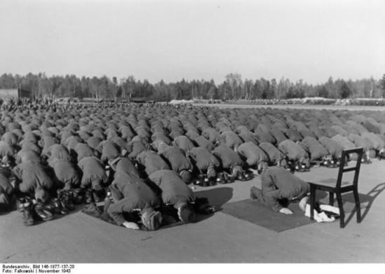 musulmans-SS-en-train-de-prier