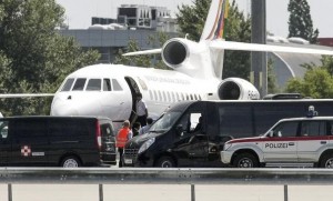 624637_le-president-bolivien-evo-morales-embarque-a-bord-de-son-avion-a-l-aeroport-de-vienne-le-3-juillet-2013