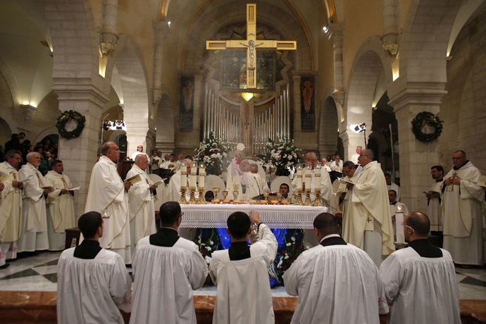 Des prêtres chrétiens célèbrent la Messe de Noël dans l’Eglise de la Nativité, dans la ville de Cisjordanie de Bethléem le 25 décembre 2014 Photo Reuters / Ammar Awad