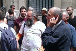 Eric Fiorile est présent près de l'Assemblée Nationale