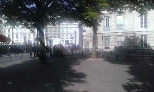 Environ 30 personnes sont rassemblées à différents coins de la Place Herriot