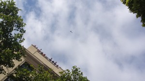 Des hélicoptères de sécurité sillonnent le ciel
