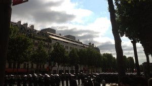 Des hommes de sécurité sont positionnés en haut des immeubles