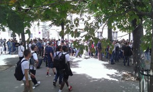 environ 150 personnes se trouvent sur la place Herriot, et derrière de l'Assemblée Nationale (rue de l'Université)