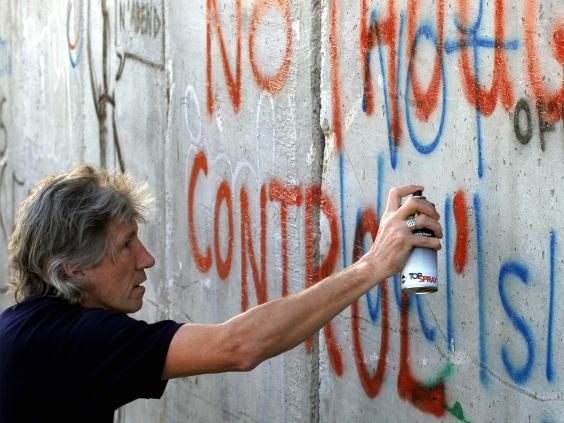Roger Waters fait allusion aux paroles de son groupe sur la barrière de sécurité israélienne à Bethléhem, en 2006 - Getty Images